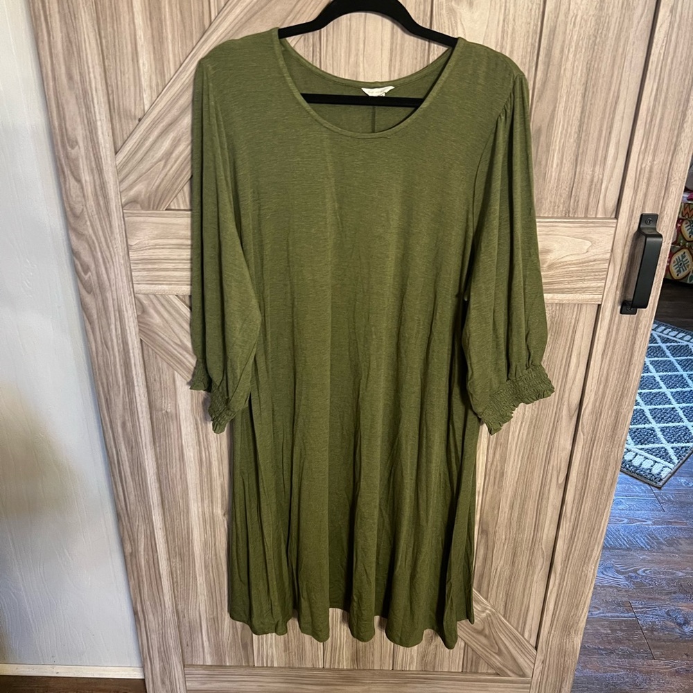 NEW w/o tags olive green swing dress w/elastic 3/4 length sleeves